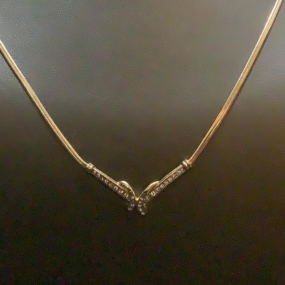 Vintage Avon, necklace, bracelet and earrings set. - Picture 10 of 16